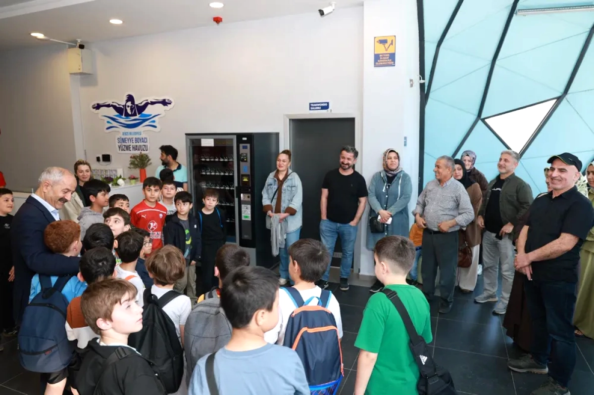 Gebze'de Minik Yüzücülerin Antrenmanına Başkan Büyükgöz'den Ziyaret