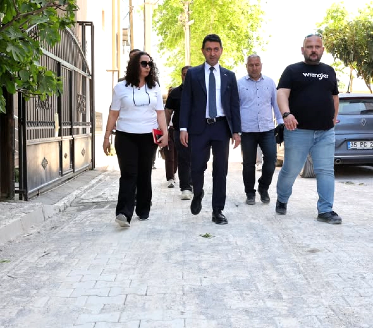 Bayraklı'da Yol Bakım: Adalet Mahallesi'nde Çalışmalar Devam Ediyor