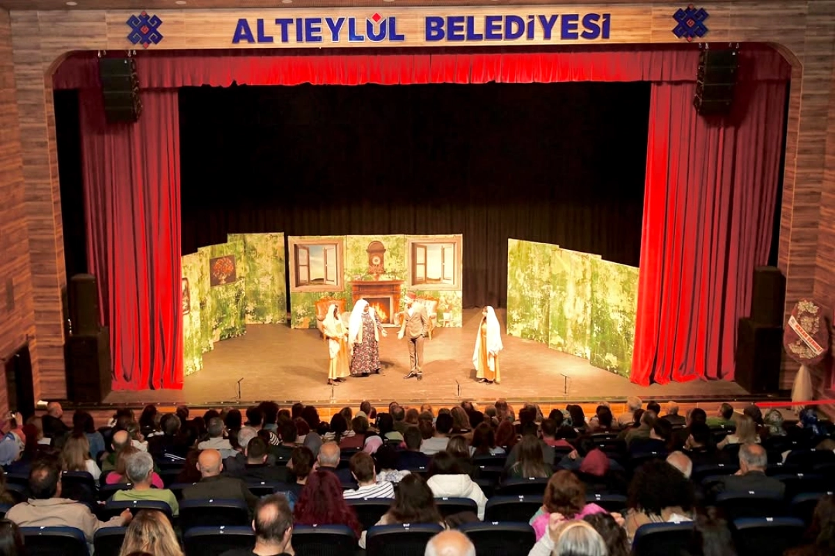 Altıeylül'de Tiyatro Gecesi: Pinti Hamit Sahnelendi