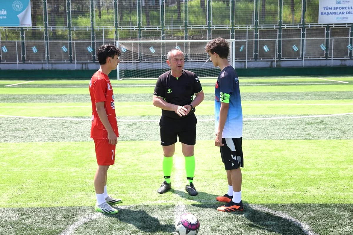 Bursa'da TÜGVA Halı Saha Turnuvası: 1320 Liseli Genç Futbol Heyecanı Yaşadı