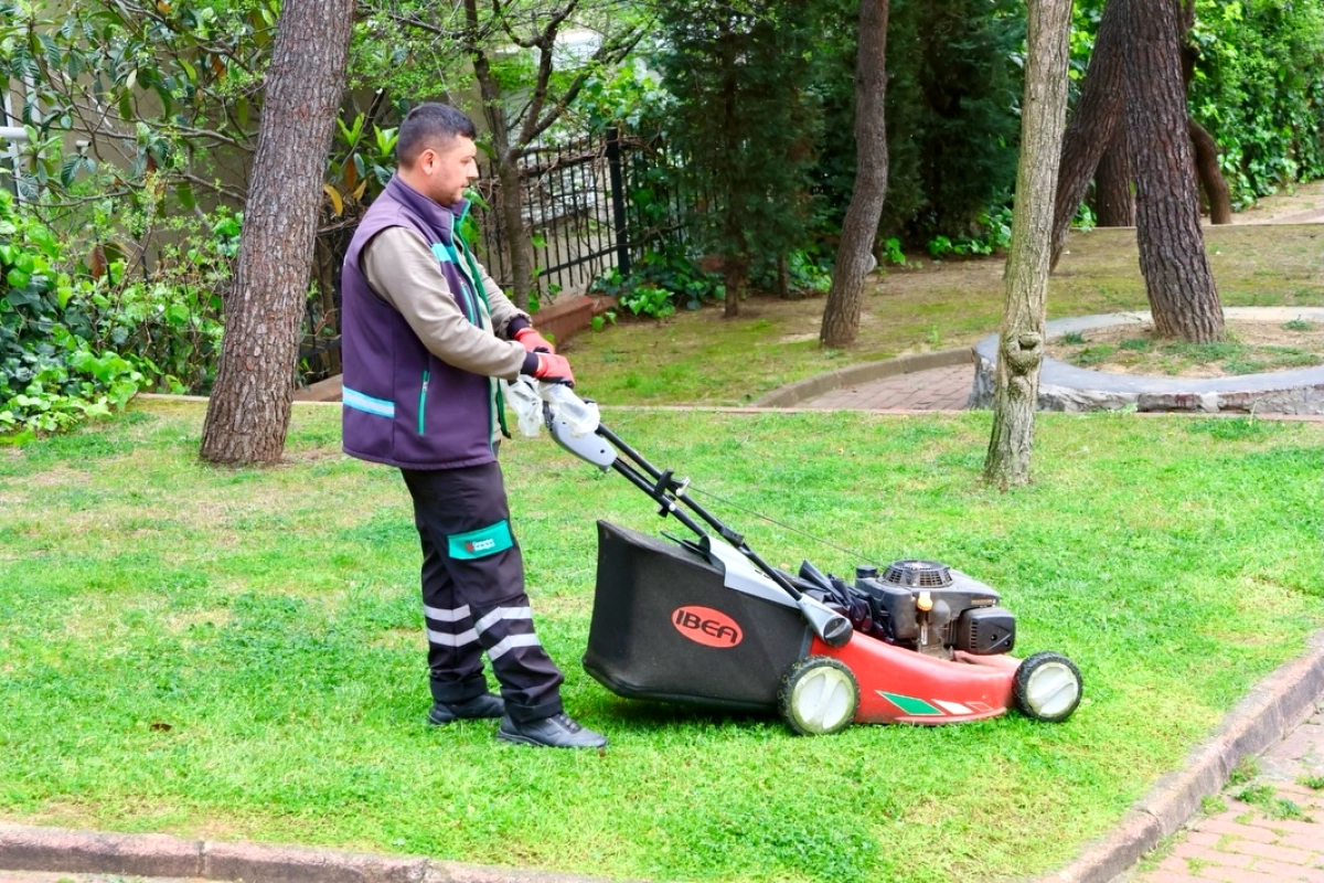 Ümraniye'de Yeşil Alanlar Bahar Bakımıyla Canlanıyor