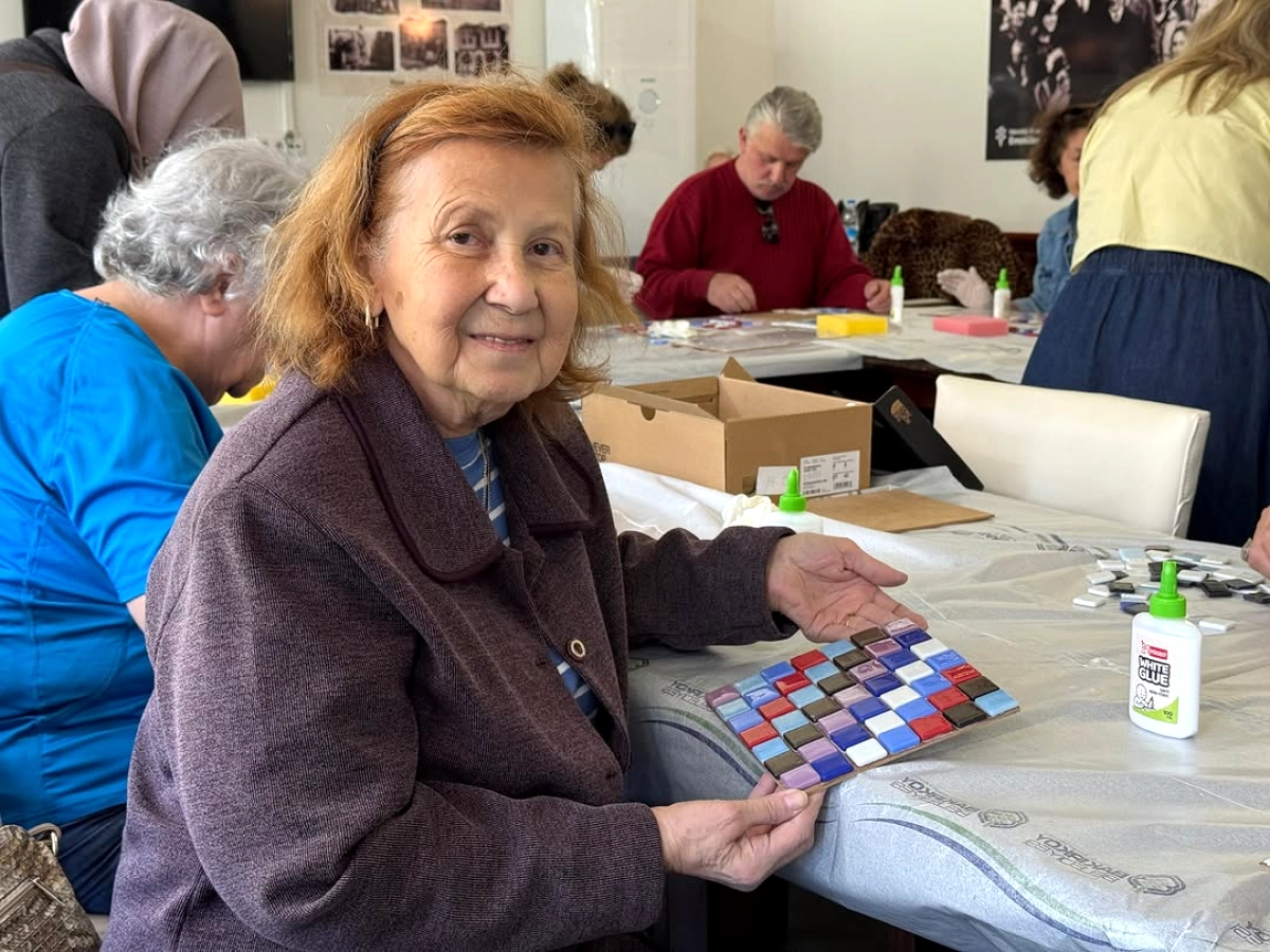 Bakırköy'de Atık Camlar Sanata Dönüştü: Emeklilerden Çevre Projesi