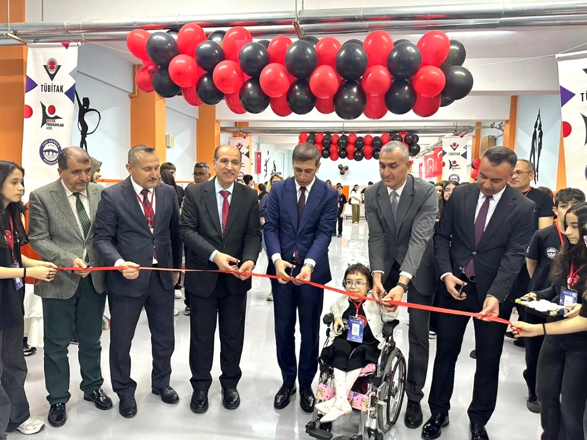 Yüreğir'de Öğrenciler Bilimle Buluştu: TÜBİTAK 4006 Fuarı Açıldı