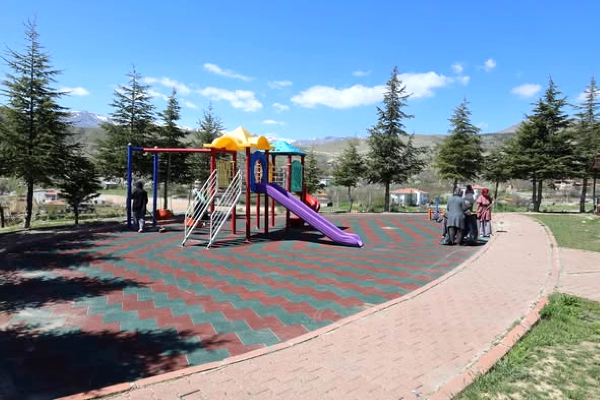Yahyalı'da Park Temizliği Kadın İstihdamıyla Yapılıyor