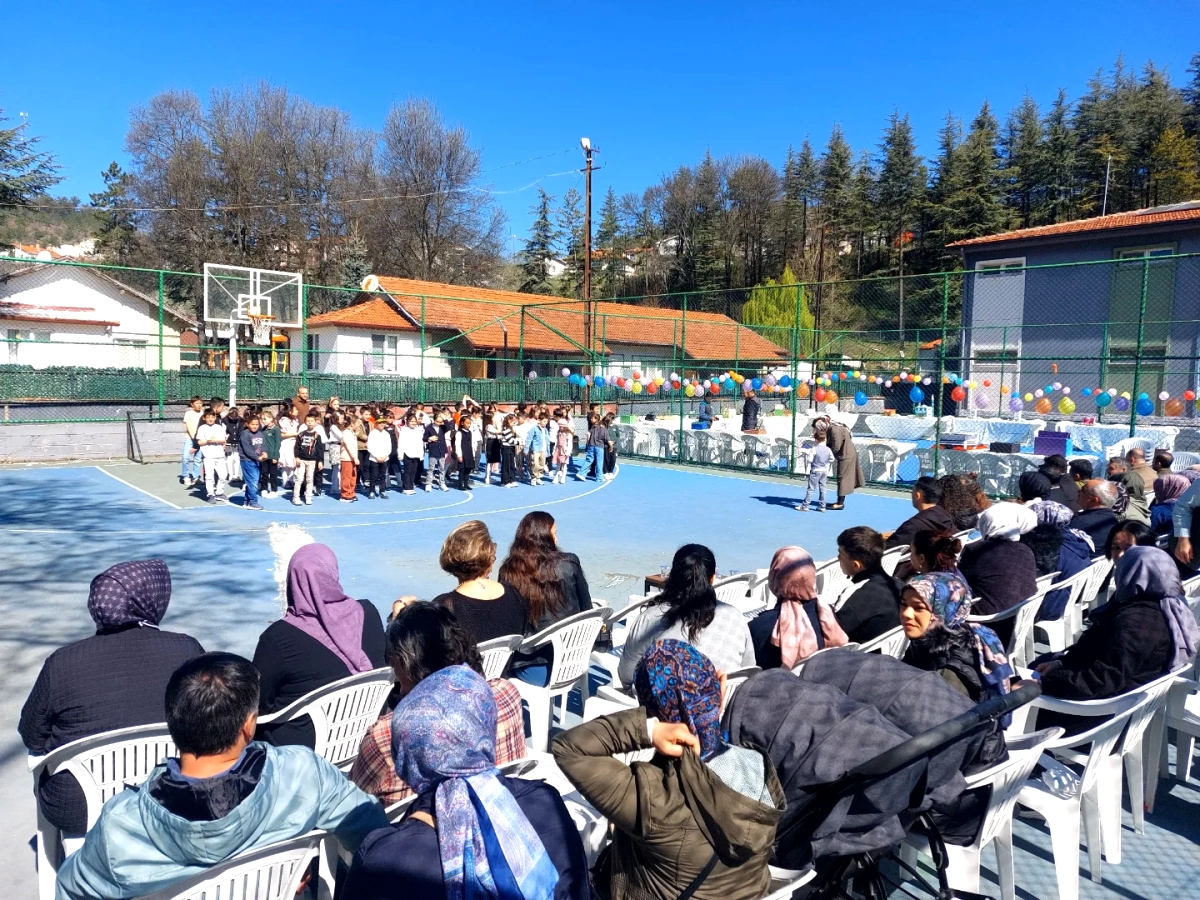 Keles'te Öğrencilerin İngilizce Maket Sergisi Belediye Desteğiyle Açıldı