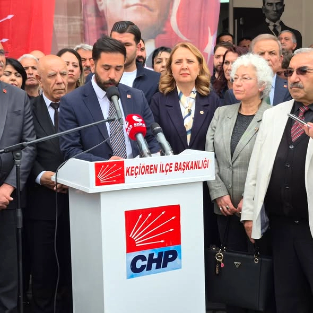 CHP Keçiören İlçe Başkanlığı'na Taşlı Saldırı: Kadın Kolları Sert Tepki Gösterdi