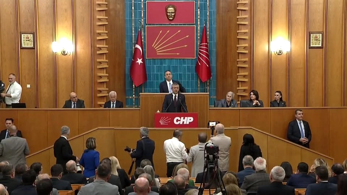 CHP Grup Toplantısında Özgür Özel Konuşma Yaptı: Murat Bakan Paylaştı