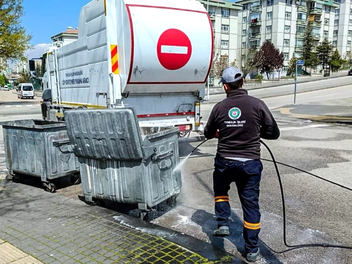 Etimesgut Belediyesi Topçu Mahallesi'nde Çöp Konteynerlerini Yıkadı ve Dezenfekte Etti