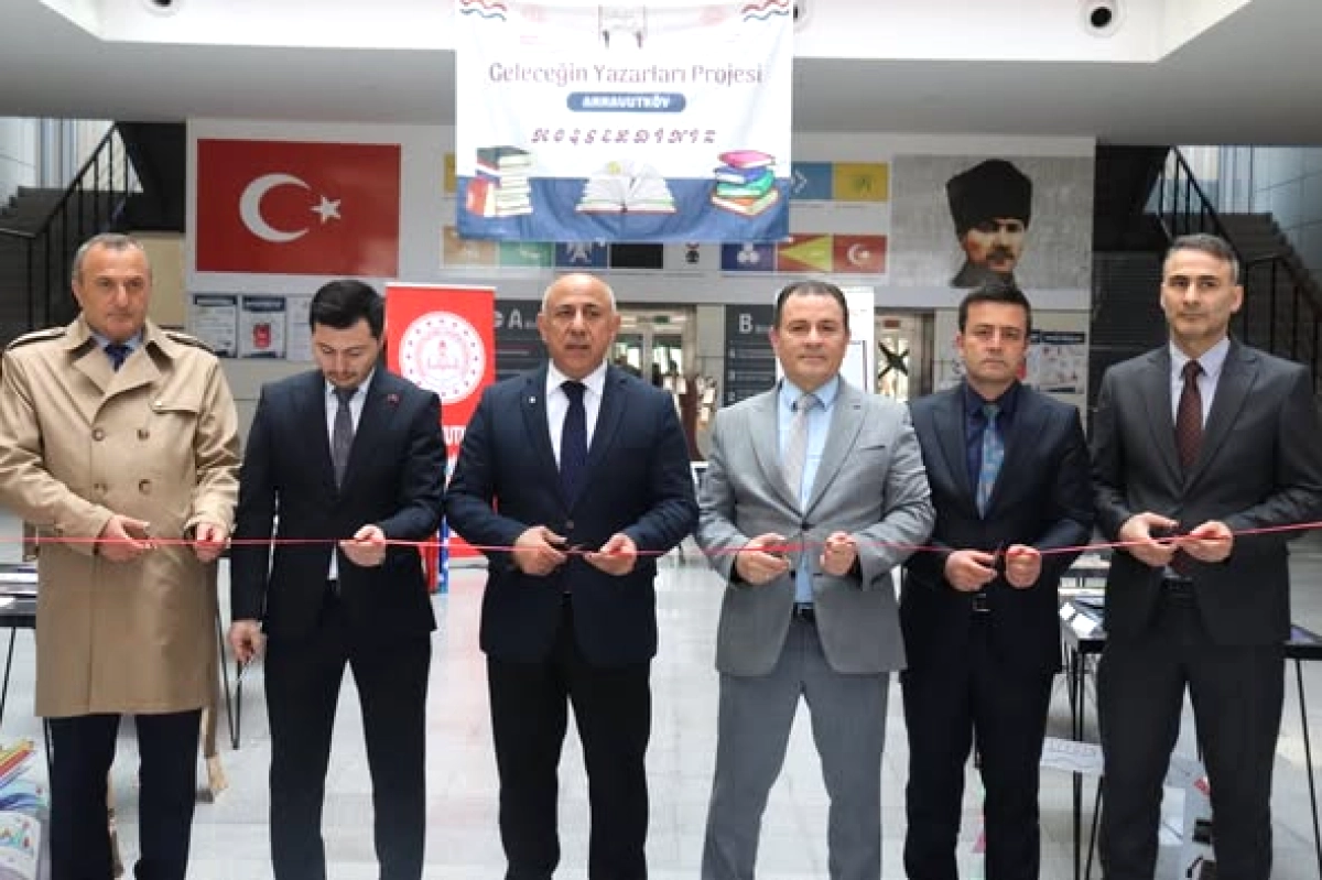 Arnavutköy'de Geleceğin Yazarları Sergisi Açıldı
