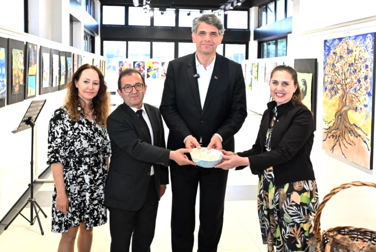 Kartepe'de Genç Yeteneklerin Renkleri Sanat Evi'nde Sergileniyor