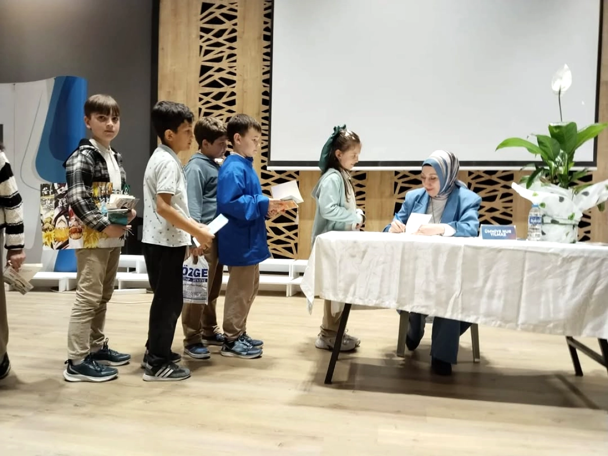 Karacabey'de Öğrenciler ve Yazar 