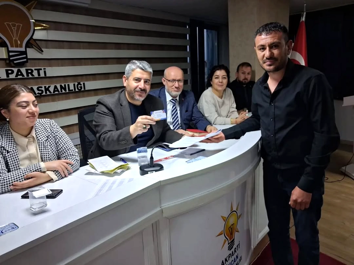 AK Parti Sincan'da Temsilcilere Kimlik Kartı Dağıtımı Sürüyor