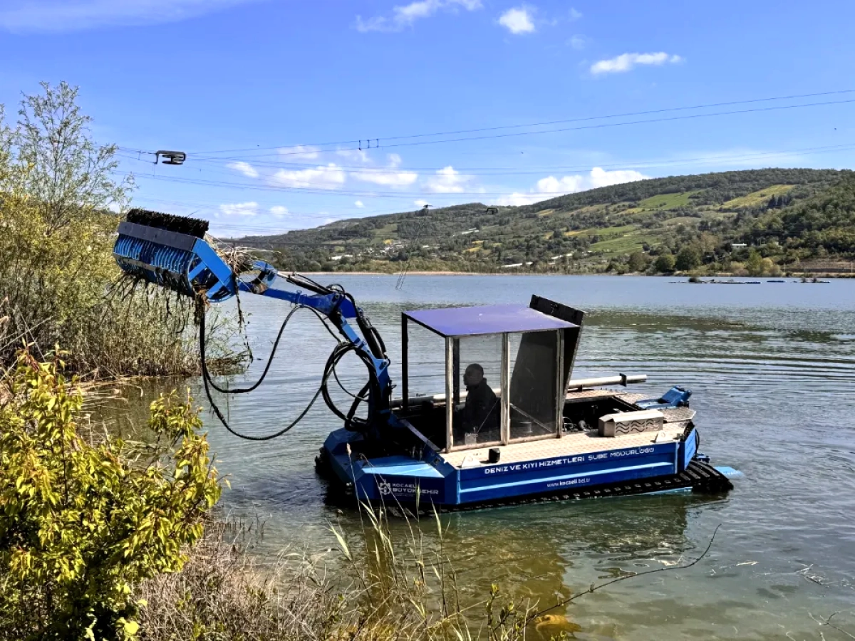 Kocaeli Gölkaypark Göleti Amfibi Araçlarla Temizlendi: 15 Metreküp Atık Toplandı