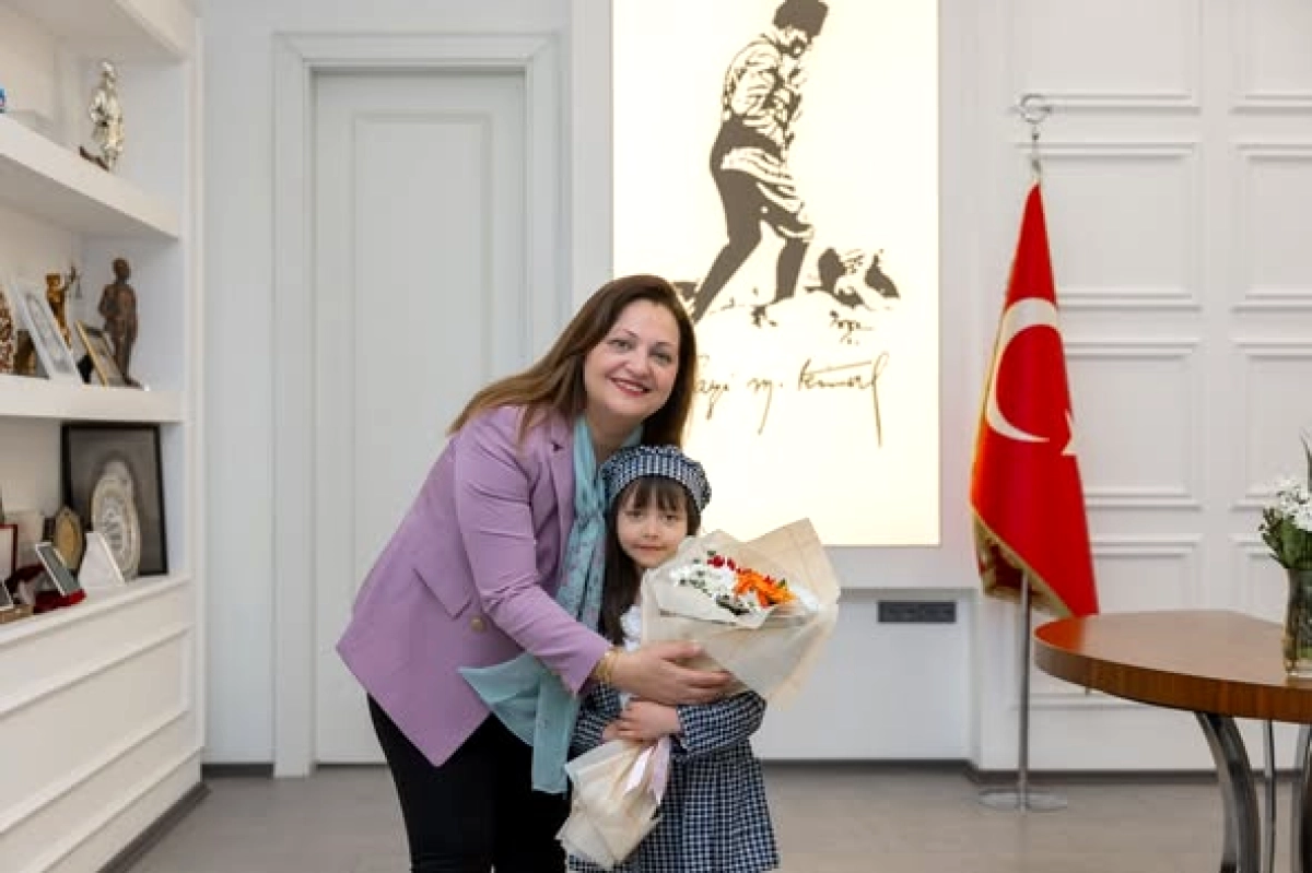 Afyonkarahisar'da Minik Ziyaretçi Belediye Başkanını Ziyaret Etti