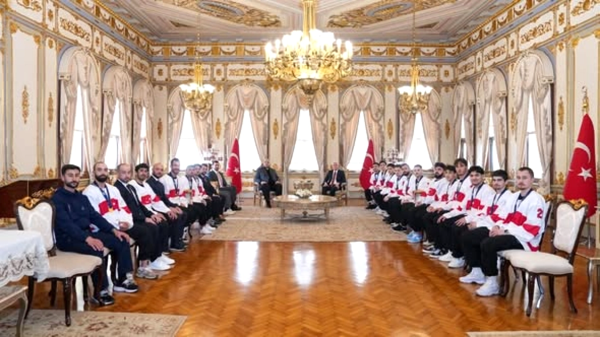 İstanbul Valisi, Dünya Şampiyonu Buz Hokeyi Milli Takımı'nı Kabul Etti