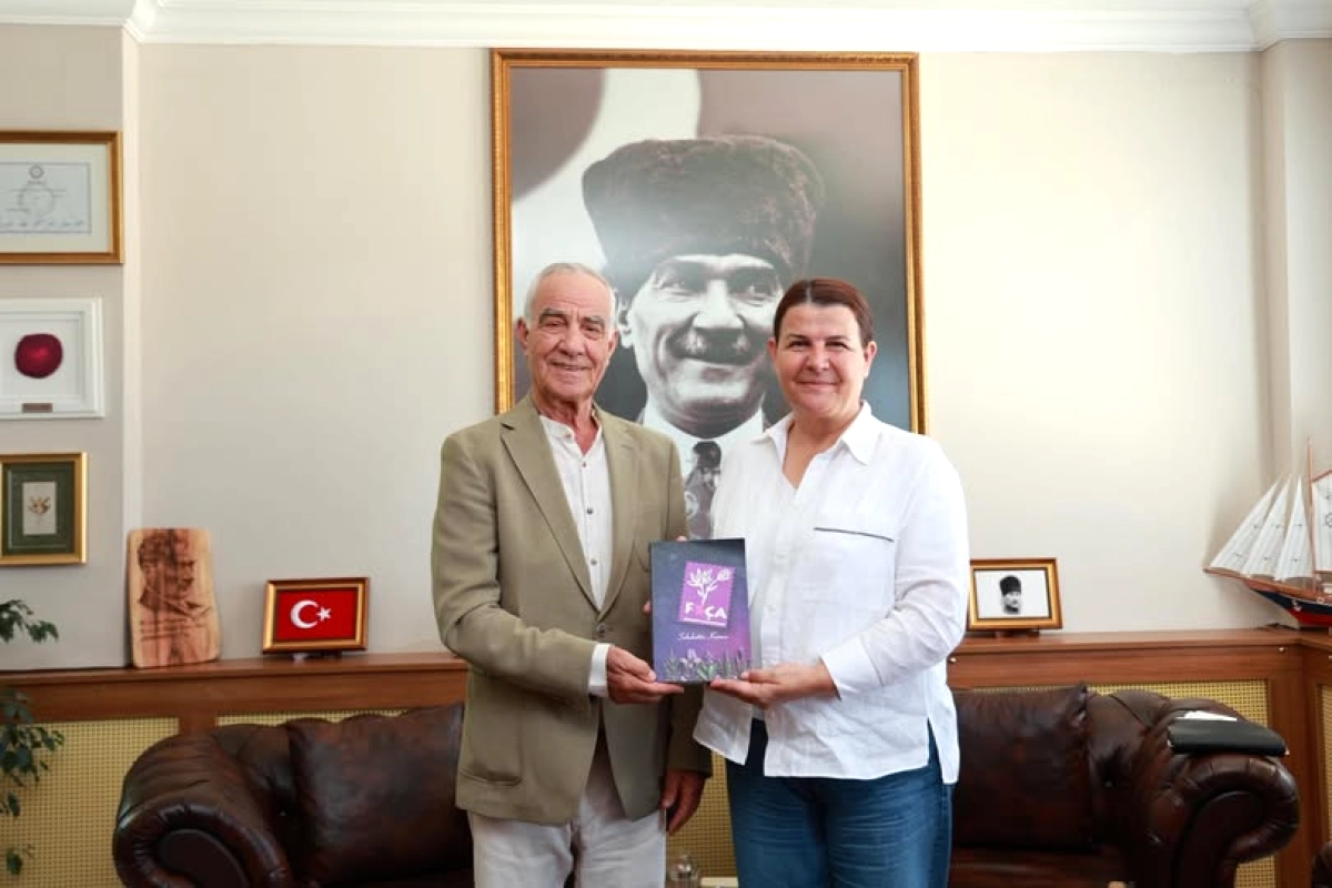 Foça'nın Kır Çiçekleri Kitabı Belediye Başkanı'na Takdim Edildi