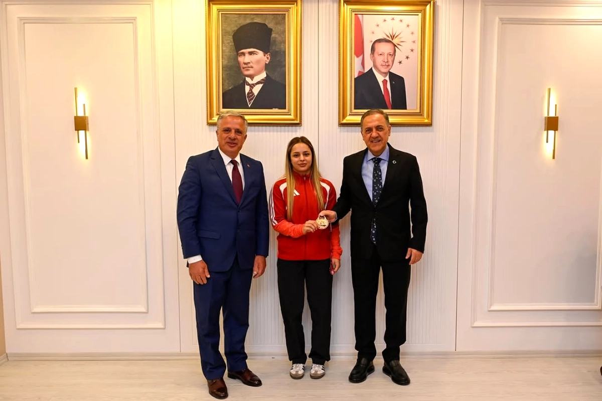 Yalova'dan Avrupa'ya Bronz: Tuba Demir Vali Usta'yı Ziyaret Etti