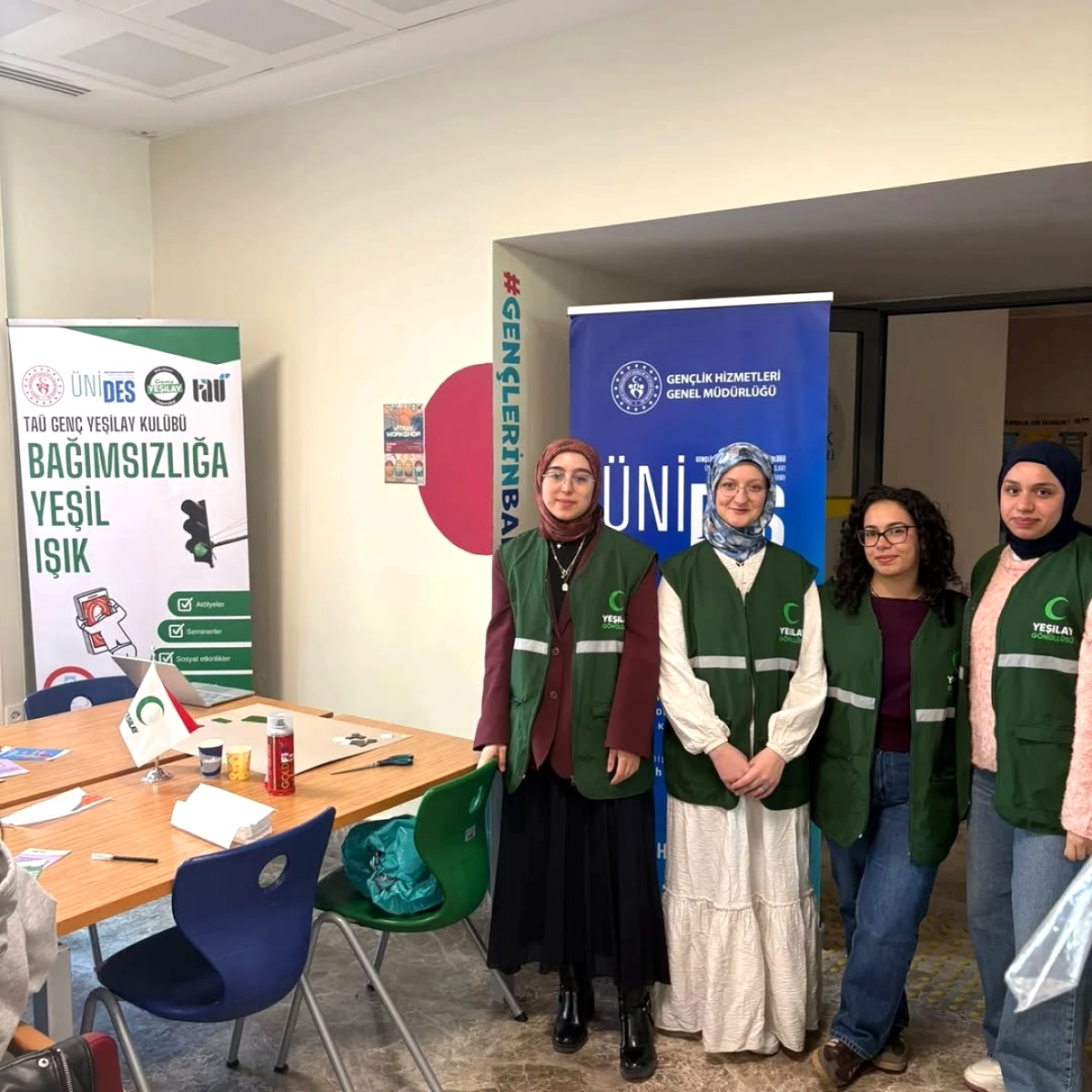 Beykoz'da Gençler Vitray Sanatıyla Bağımlılıkla Mücadeleyi Renklendiriyor