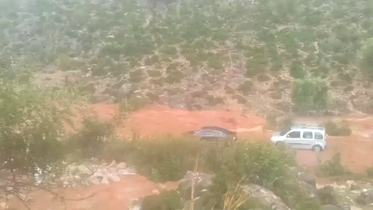 Kozan'da Hayatı Felç Eden Sel: Tabak Deresi Taştı, Yollar Kapandı