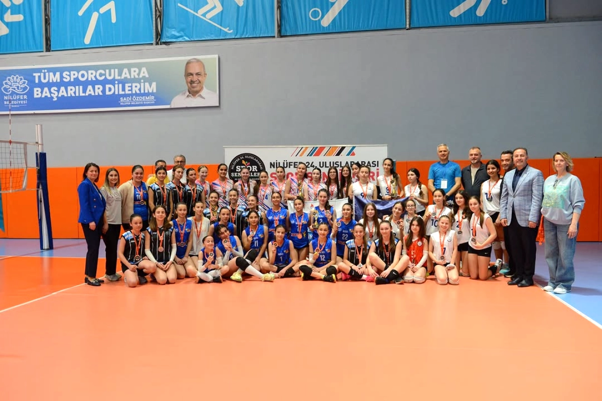 Nilüfer'de Genç Voleybolcular Şampiyonluk İçin Ter Döktü