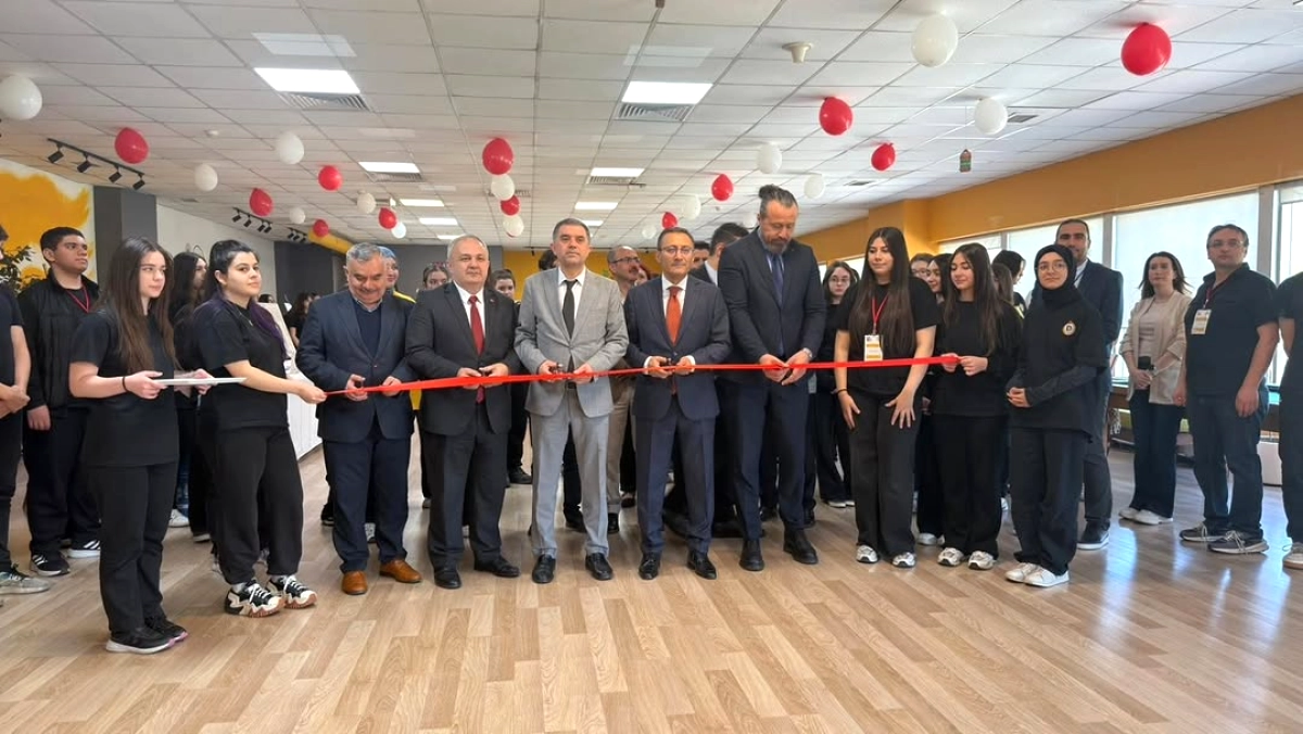 Bağcılar'da TÜBİTAK Bilim Fuarı'nda Genç Mucitlerin Projeleri İncelendi