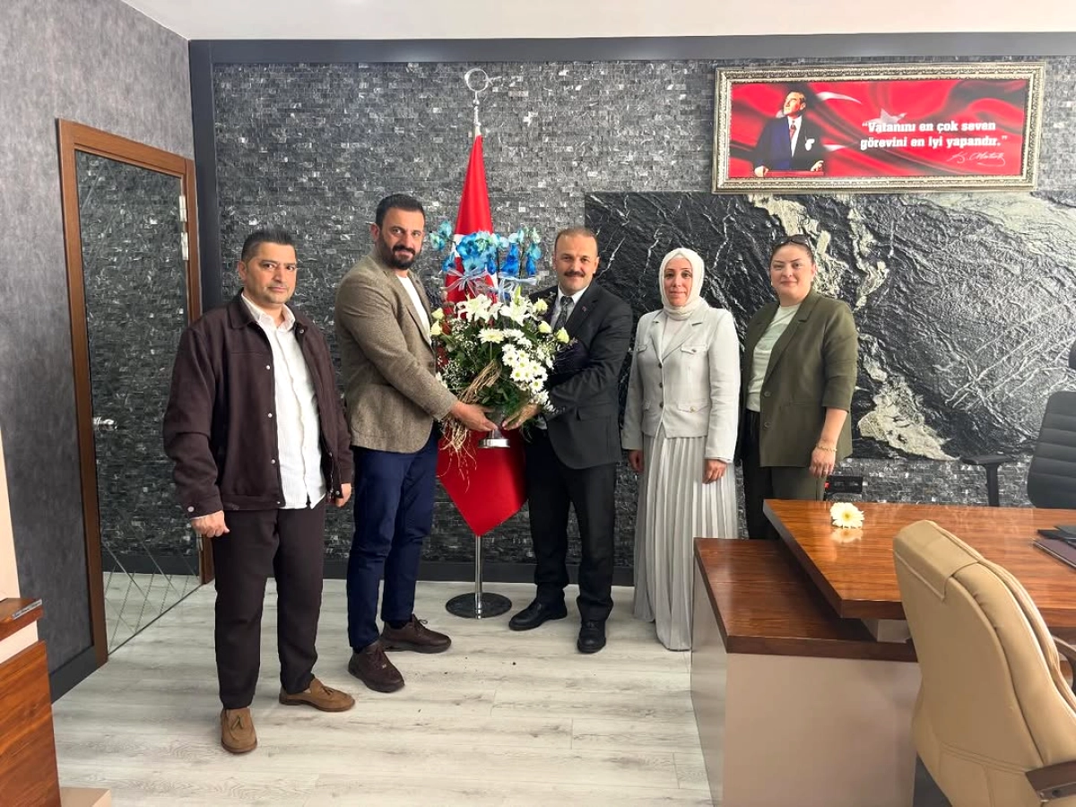 Sefaköy 100. Yıl İlkokulu Yönetiminden Özcan Şahin'e Ziyaret