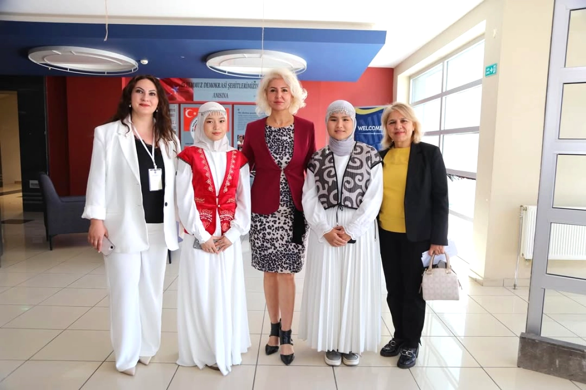 Gölbaşı'nda Genç Mucitler TÜBİTAK Bilim Fuarı'nda Projelerini Sergiledi