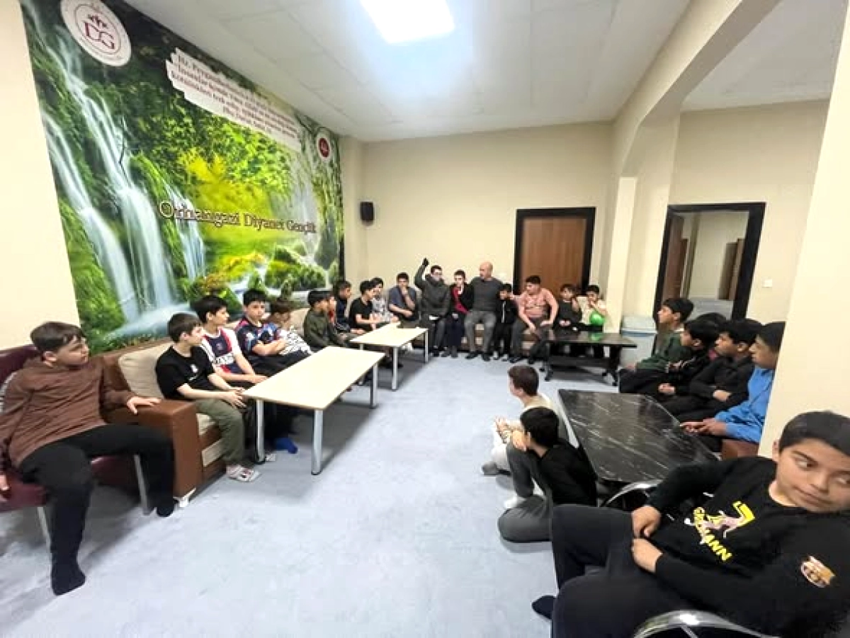 Orhangazi'de Gençlerin Manevi Buluşması: Peygamberimizin Gençlik Örneği Konuşuldu