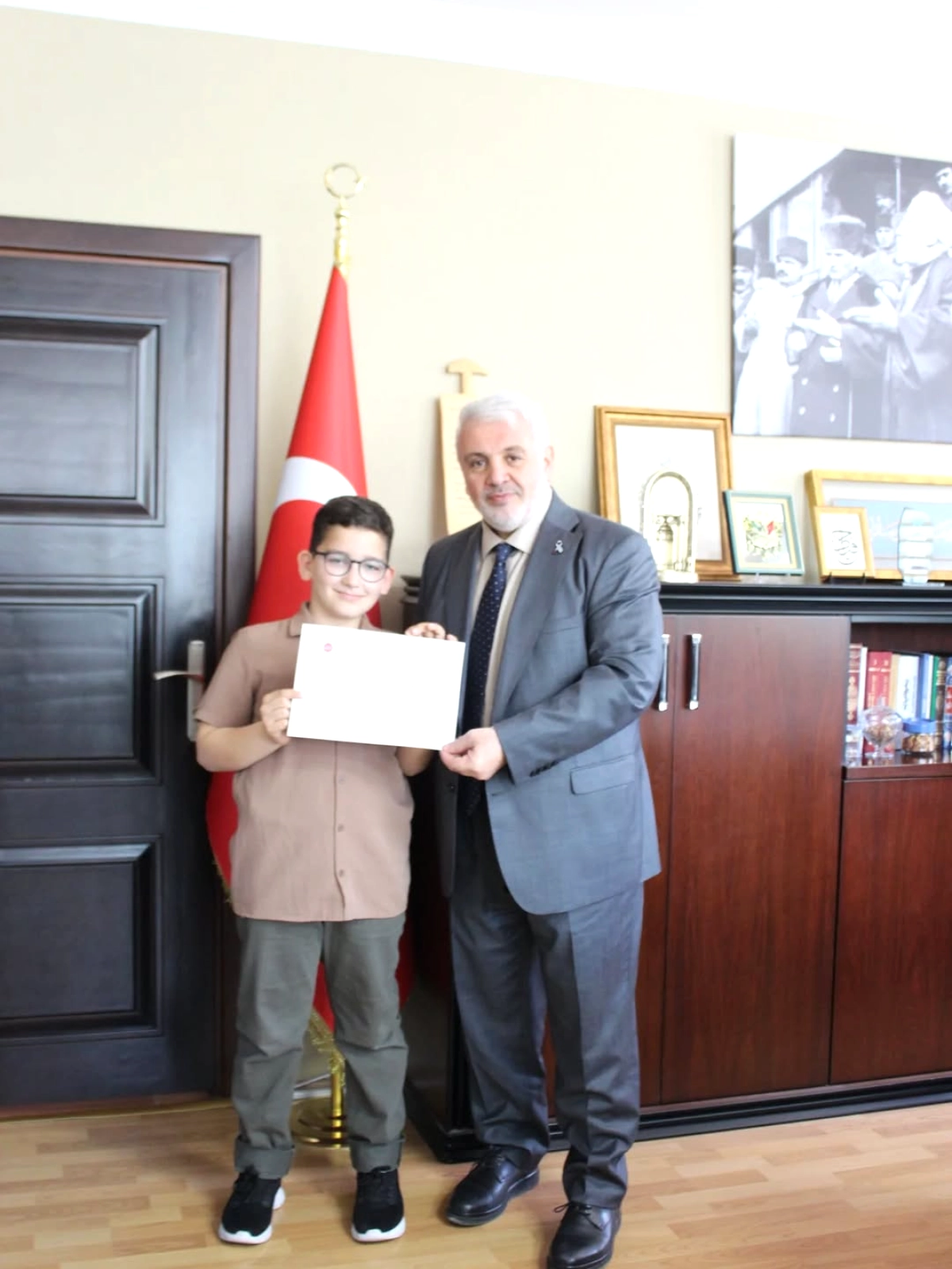 9 Yaşındaki Çocuk 3000 Kişilik Cemaate Cuma Hutbesi Okudu