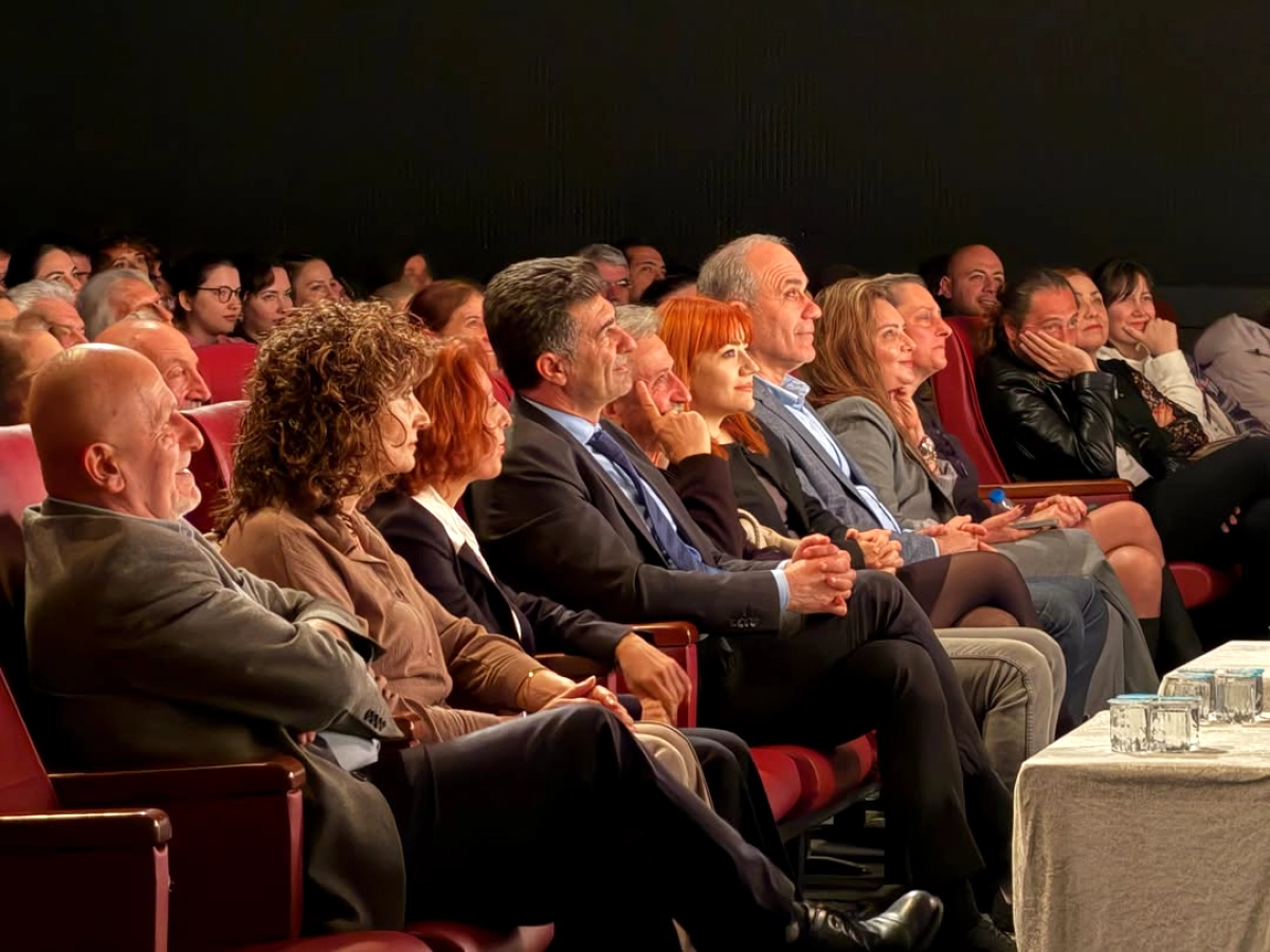 Yalova'da Kadın Tiyatro Topluluğu 'Sen Ben Misin?' Oyunuyla Sahne Aldı