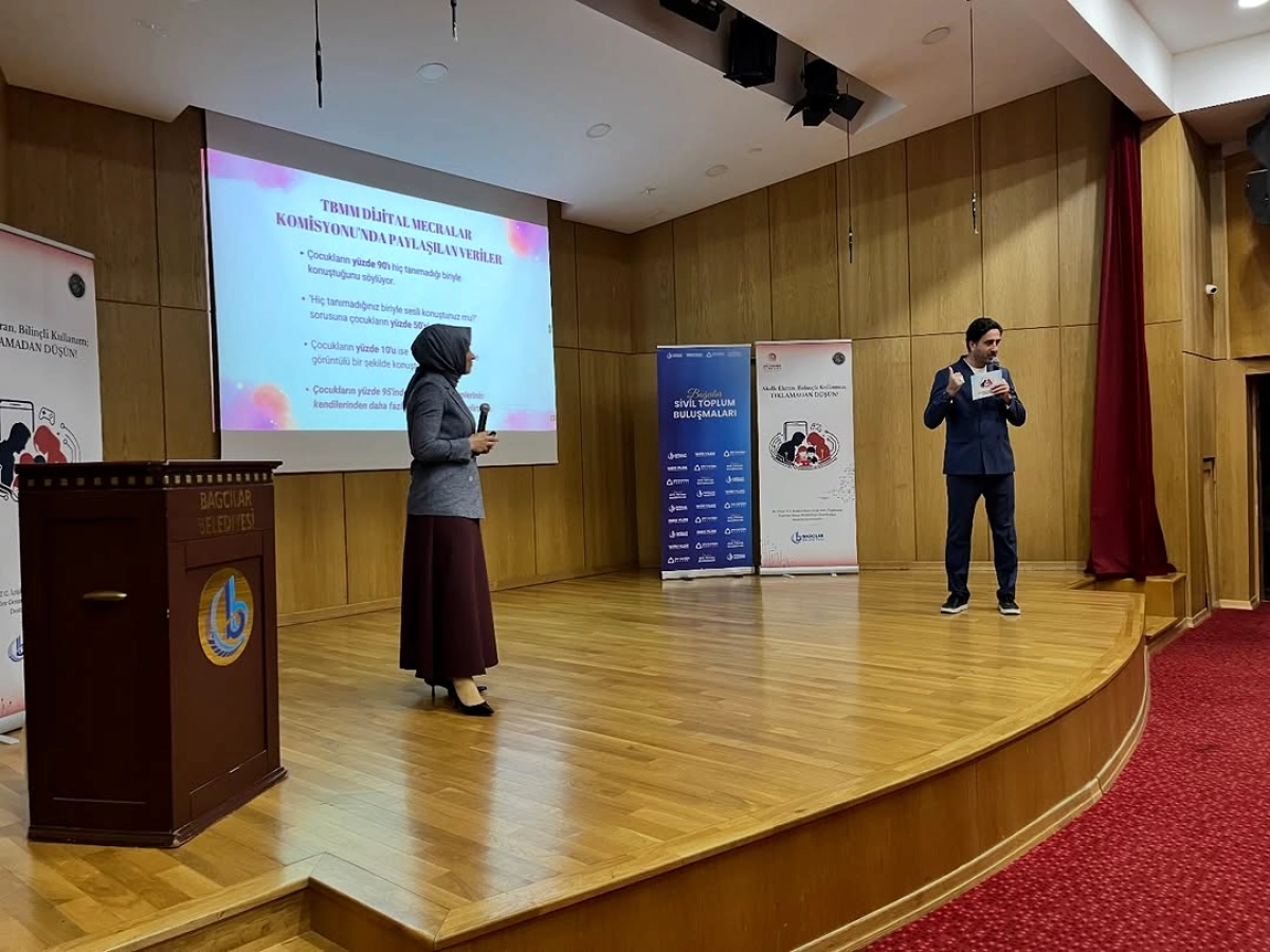 Bağcılar Belediyesi'nden Akıllı Ekran Kullanımı Eğitimine Katılım