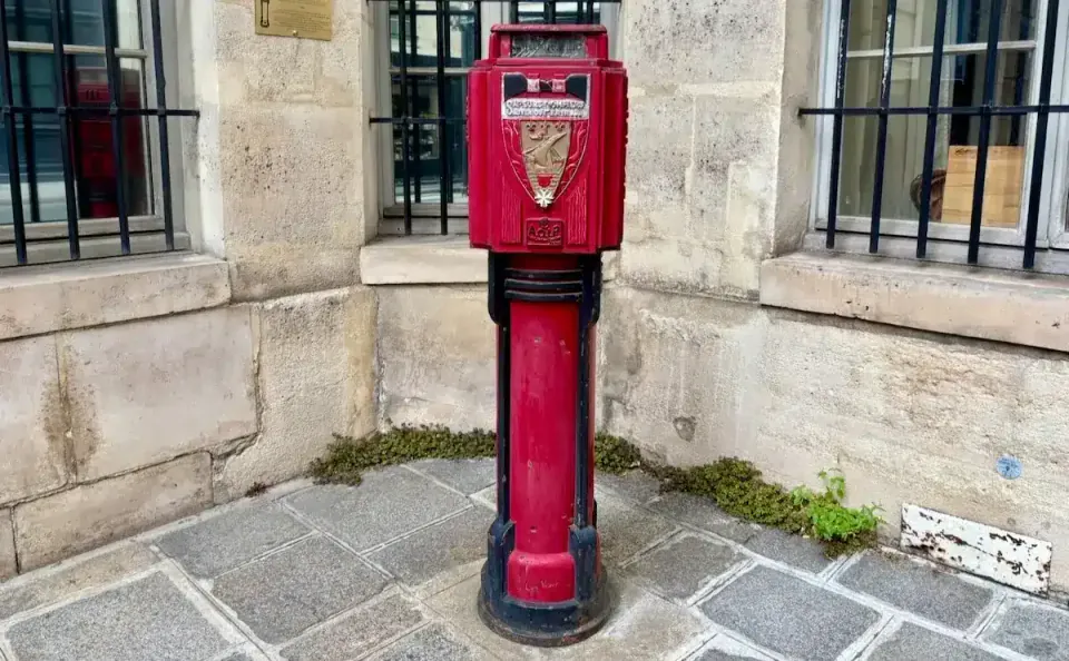 Paris Sokaklarında Gizli Tarih: Şehrin Son Kırmızı Yangın İhbar Kutusu görseli
