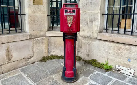 Paris Sokaklarında Gizli Tarih: Şehrin Son Kırmızı Yangın İhbar Kutusu