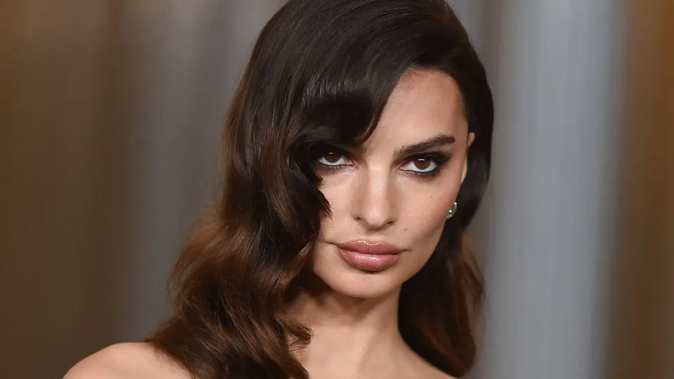 Emily Ratajkowski, 'Sacrifice' Prömiyeresinde Siyah Midi Elbise ile Dikkat Çekti görseli