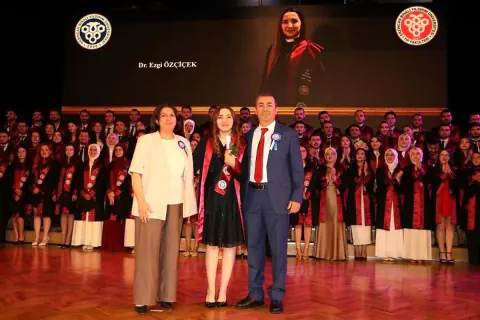 Üç Kuşak Hekim: Prof. Dr. Özçiçek Çiftinin Kızı Ezgi de Doktor Oldu