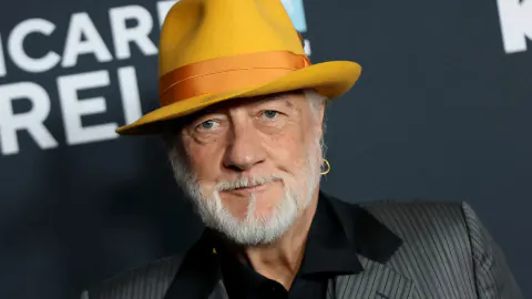 Mick Fleetwood 79 yaşında nadir bir görüntüyle ortaya çıktı: 5. evliliğinden aylar sonra Kering gecesinde