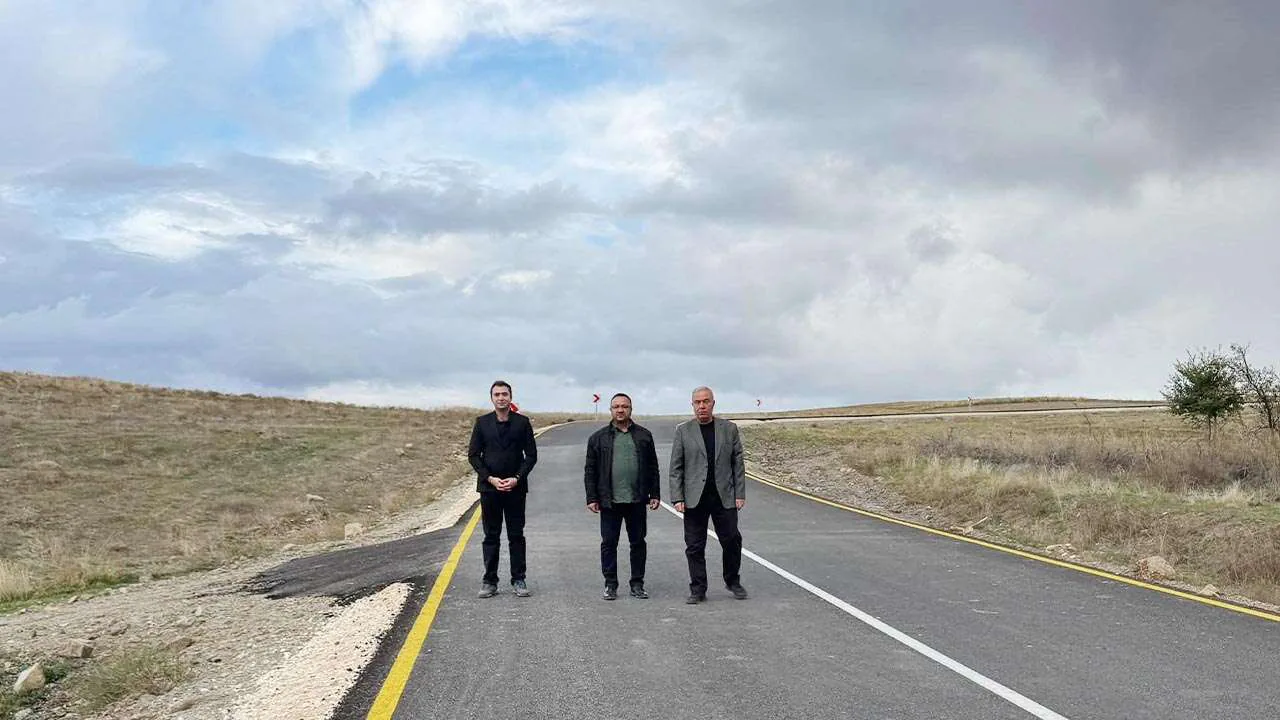 Yozgat'ta Şefaatli-Yerköy Yolu'nda Çalışmalar Devam Ediyor: Kaymakam Eski Sahada Yozgat'ta Şefaatli-Yerköy Yolu'nda Çalışmalar Devam Ediyor: Kaymakam Eski Sahada