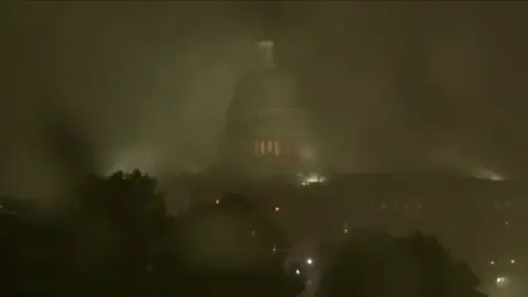 Washington D.C.'i şiddetli fırtına vurdu: Kongre Binası'na çeken şimşekler objektiflerde