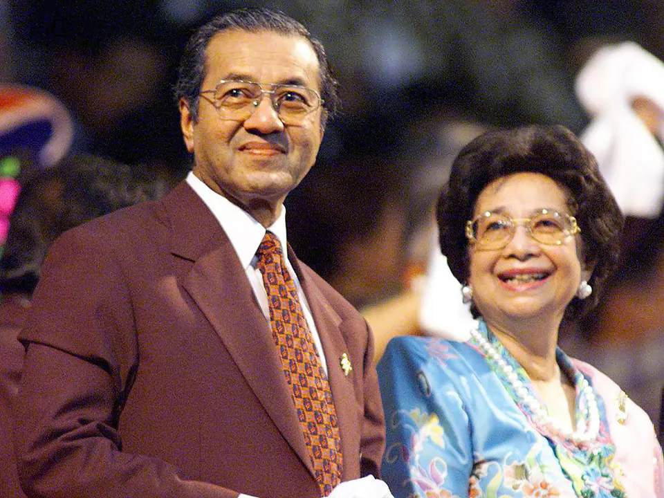 Eski Malezya Başbakanı Mahathir'in eşi Siti Hasmah 100 yaşında vefat etti görseli