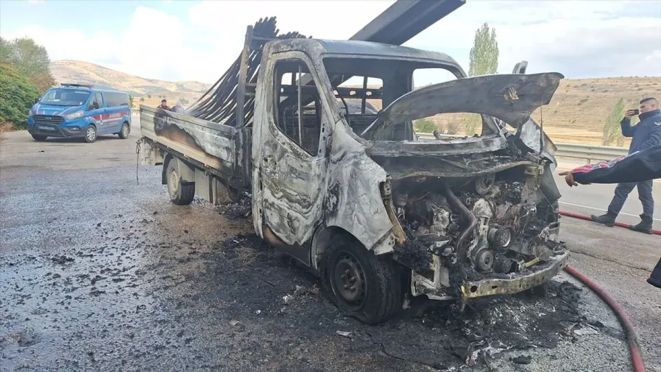 Sandıklı'da seyirdeki kamyonet yandi: Surucu guvenli, arac tamamen yanik görseli