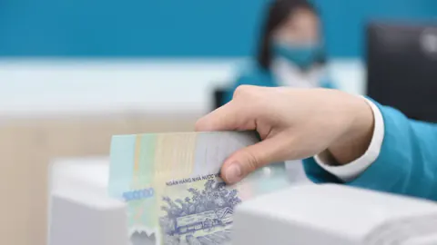 Vietnam Bankalarında Mevduat Savaşı: Faiz Oranları Yükseliyor