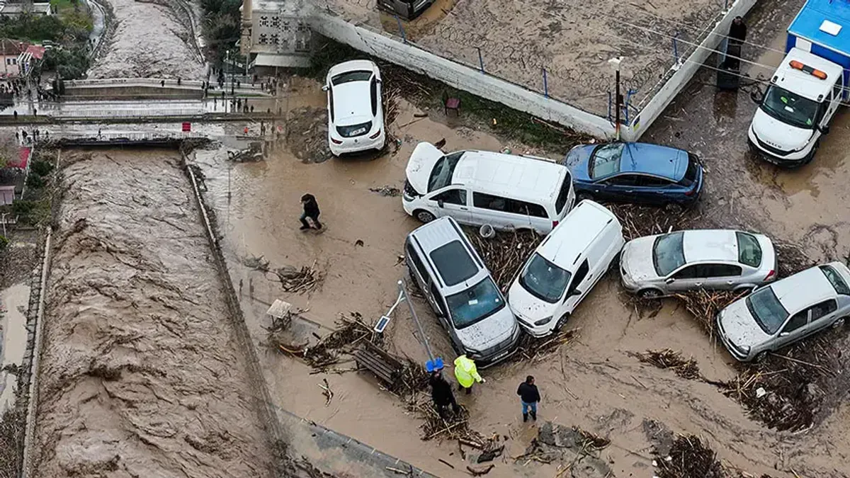 Türkiye'de Şiddetli Yağış Alarmı: Sel Felaketi ve Meteorolojik Uyarılar Türkiye'de Şiddetli Yağış Alarmı: Sel Felaketi ve Meteorolojik Uyarılar