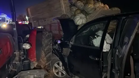 Bolu'da kabak yüklü traktör pikaba girdi: 4 kişi yaralandı