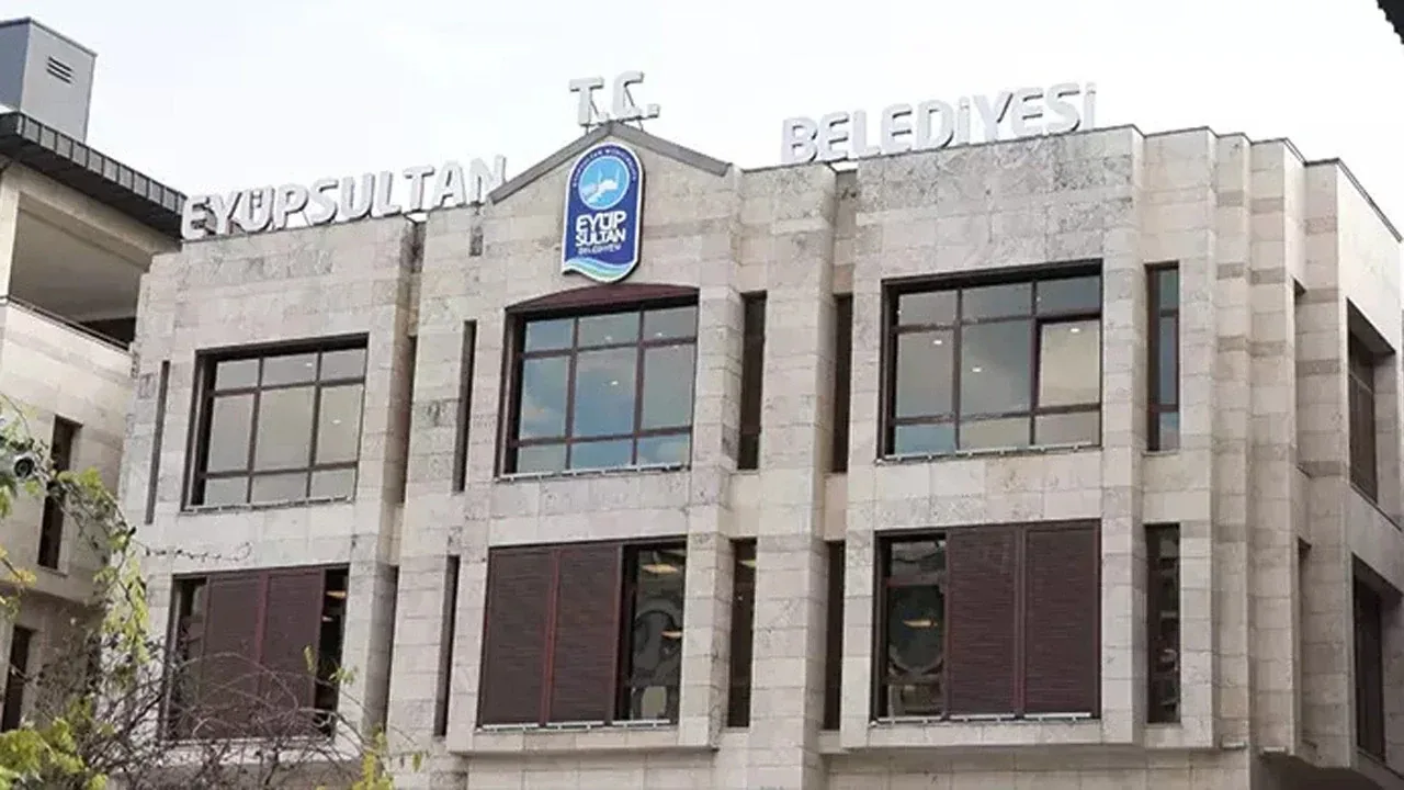 Eyüpsultan Belediyesi'ne yolsuzluk operasyonu: Başkan Bülent Özmen dahil 28 gözaltı Eyüpsultan Belediyesi'ne yolsuzluk operasyonu: Başkan Bülent Özmen dahil 28 gözaltı