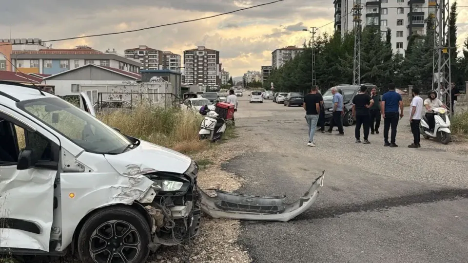 Adıyaman'da Okul Yakınında Kaza: İki Sürücü Yaralandı görseli