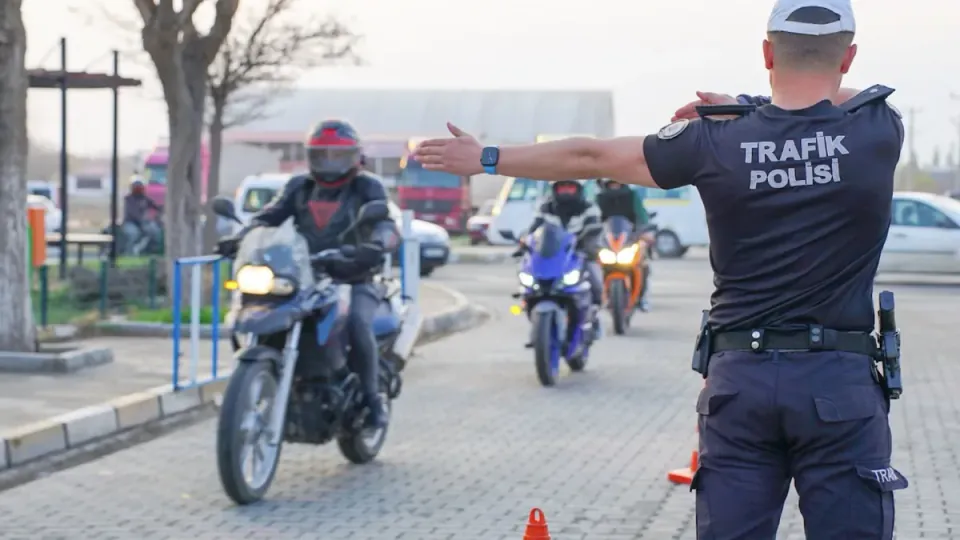 Yaz Döneminde Motosiklet Kazaları Artıyor: Hayat Kurtaran Güvenlik Rehberi görseli