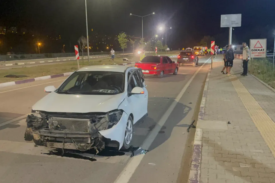 Tokat'ta karşı şeride geçen araç çarptı: 3 yaralı, 1 sürücü aranıyor görseli