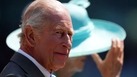 Kral Charles ve Prens Harry arasında buzlar eriyor mu? Aile boyu İngiltere ziyareti