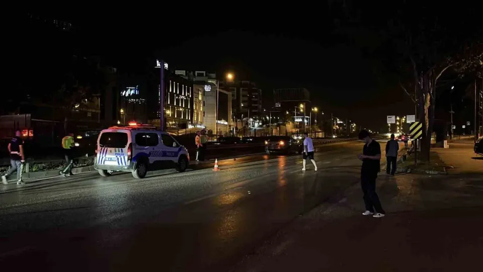 Bursa Nilüfer'de feci kaza: Karşıya geçmeye çalışan vatandaşa otomobil çarptı görseli