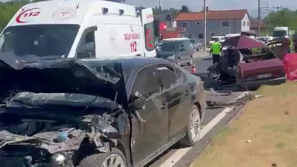 Düzce'de Milletvekili Ercan Öztürk'ün aracının karıştığı kaza: 1 ölü görseli